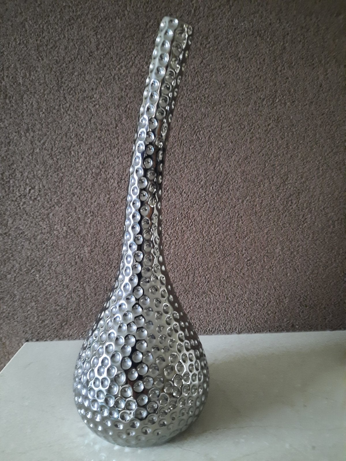 Decoratieve zilverkleurige vaas met bubbeltextuur, Ophalen of Verzenden, Nieuw, Overige kleuren, Steen