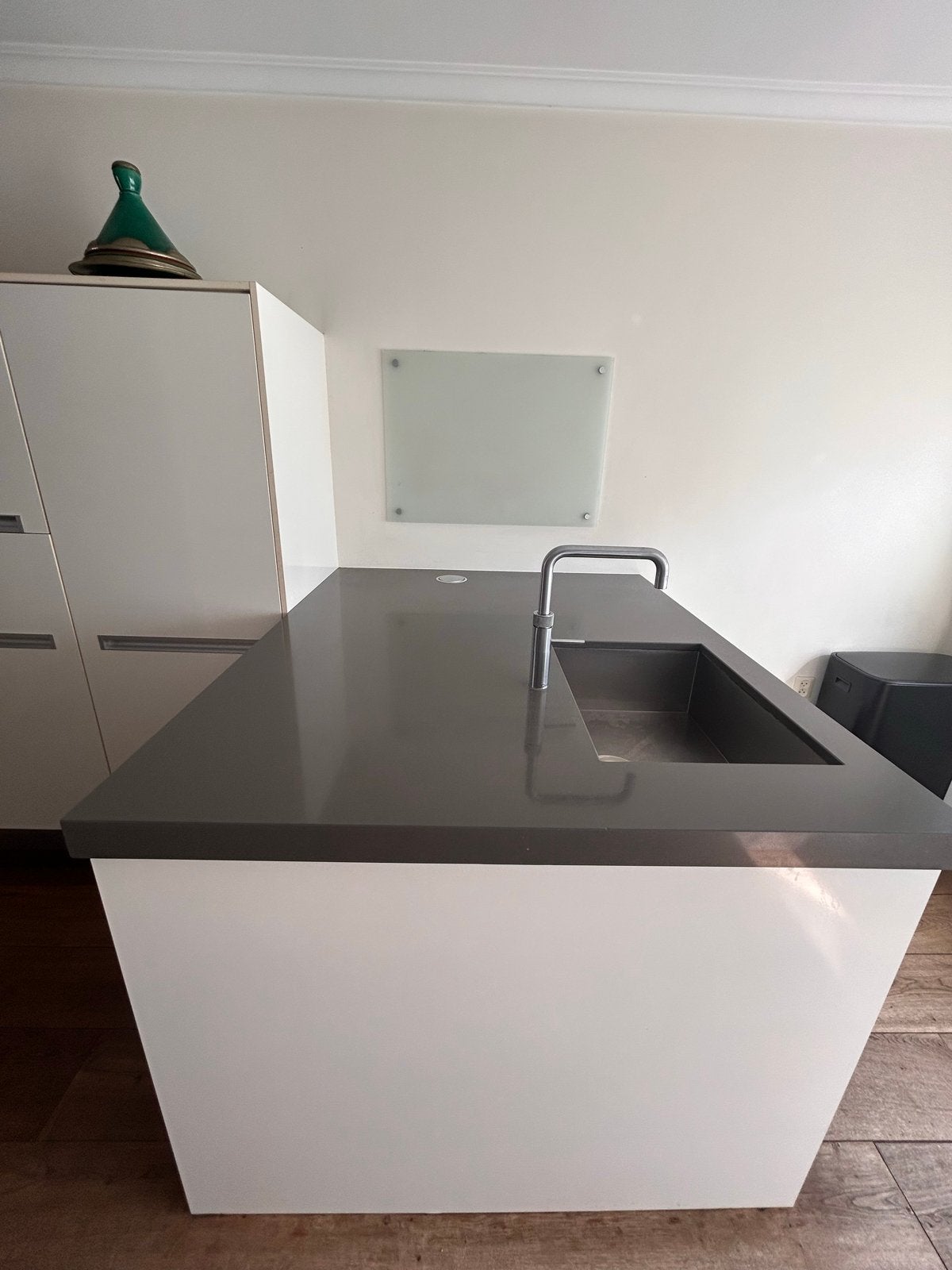 Hoogglans witte keuken met Siemens apparatuur en Quooker, Ophalen, Gebruikt, Wit, Hoekkeuken