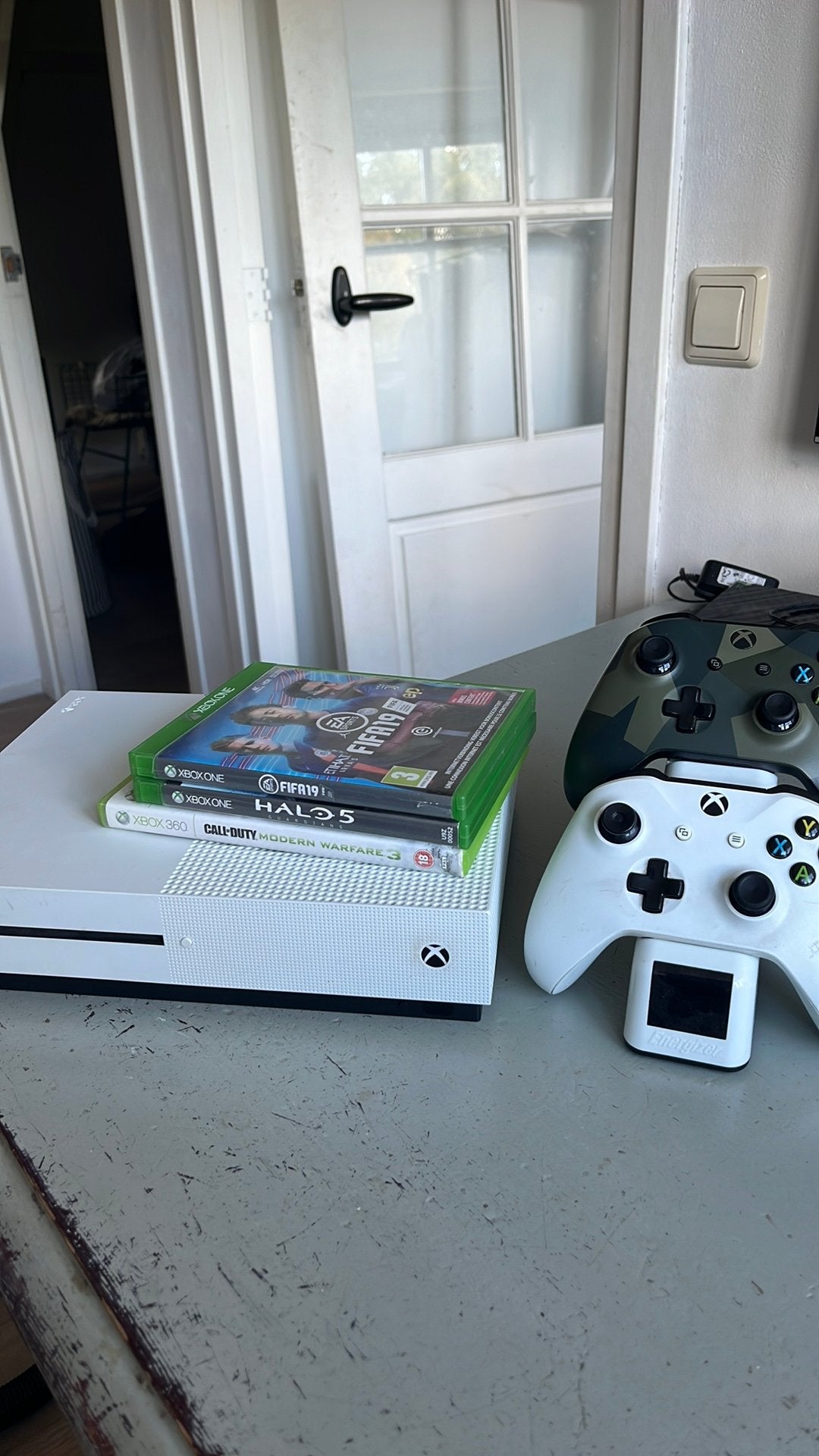 Xbox one s 512 gb met twee controllers en bedrading, Ophalen of Verzenden, Zo goed als nieuw, 500 GB, Met 2 controllers