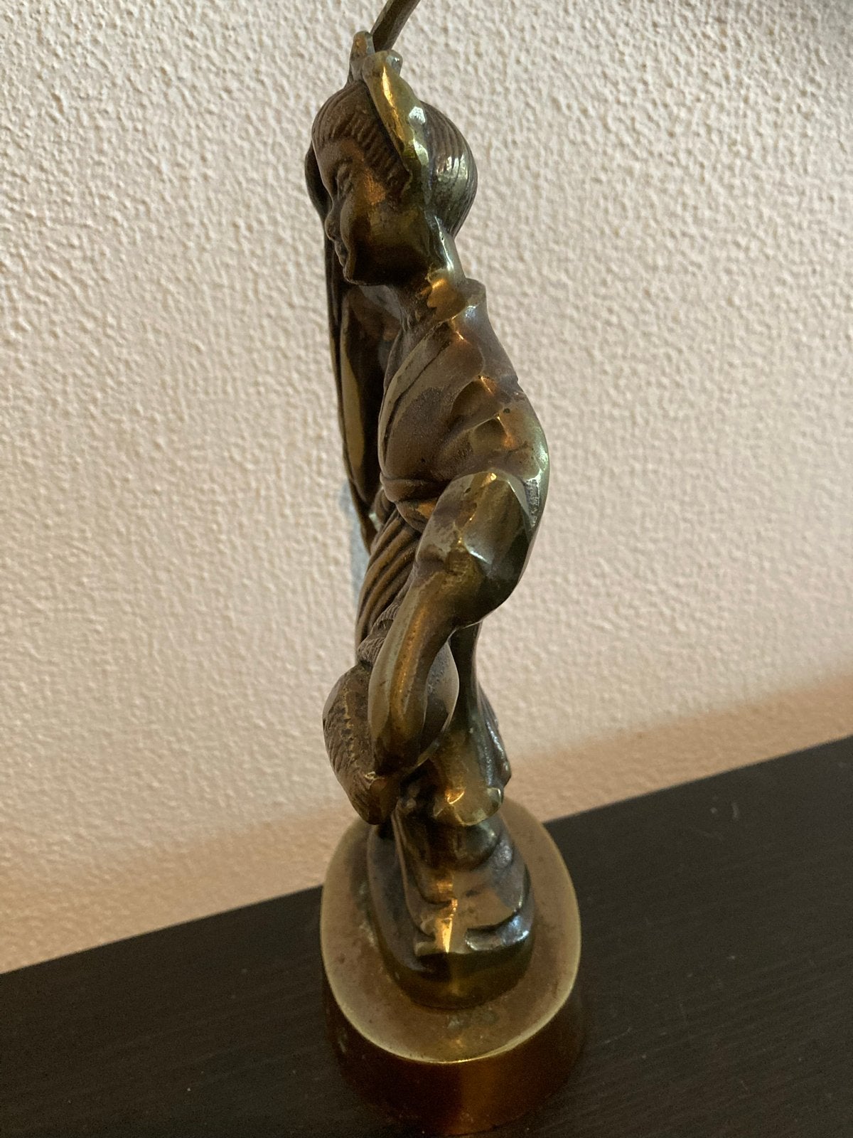 Massief bronzen beeld: Aziatische vissersvrouw met mand, 20 cm, Goud, Handgemaakt, Ophalen of Verzenden