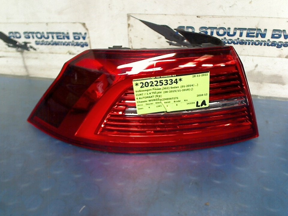 Achterlicht Links BUITEN Volkswagen Passat (3G2) 3G5945307D, Gebruikt, Volkswagen, Volkswagen AG, Kundenbetreuung@volkswagen.de