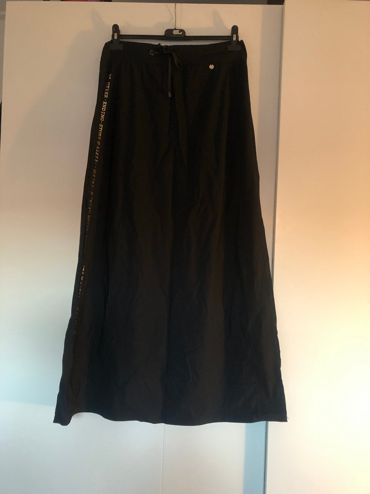 ZIP73 Zwarte Maxi Rok Maat XL - Zo goed als nieuw, Kleding | Dames, Rokken, Verzenden, Zwart, Maat 46/48 (XL) of groter, Zo goed als nieuw