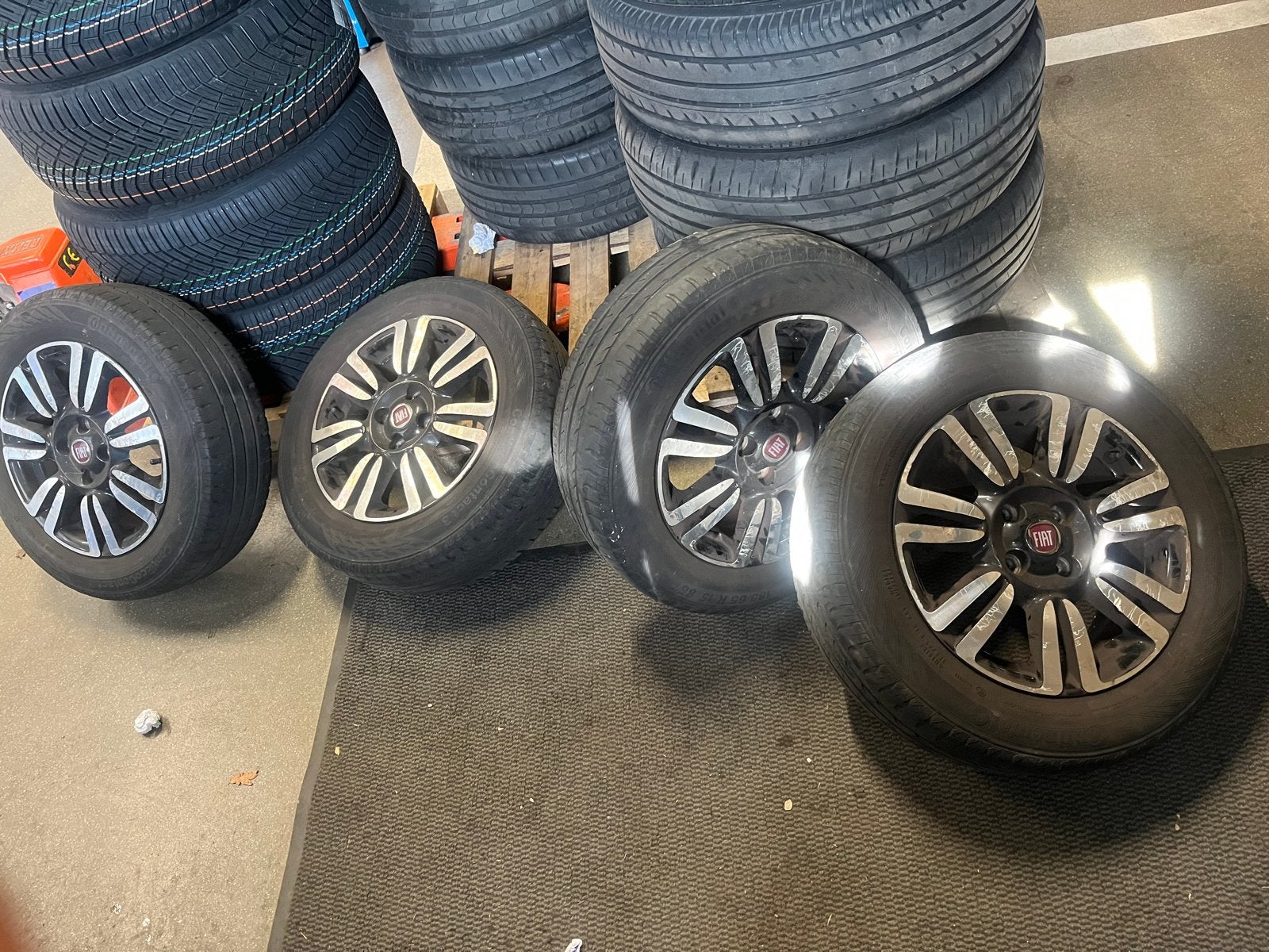 Fiat velgen 15 inch met banden (profiel 3.0-3.7mm), Ophalen, Gebruikt, 15 inch, Banden en Velgen