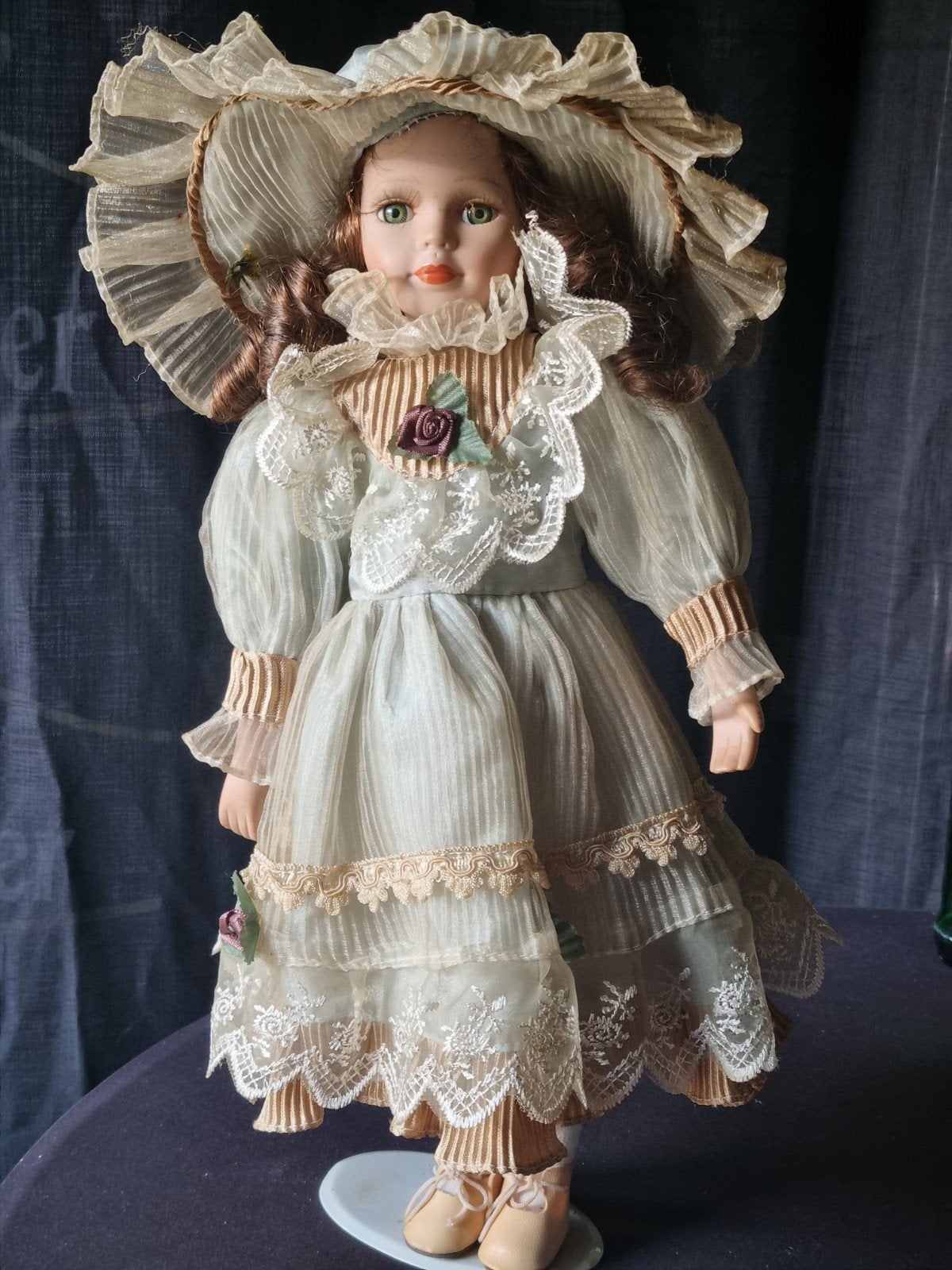 Vintage porseleinen pop met elegante kleding, Ophalen of Verzenden, Gebruikt, Overige typen