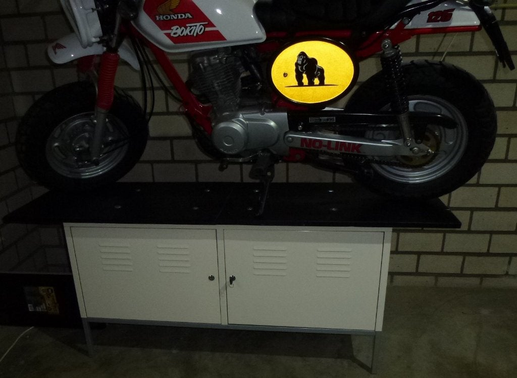 Showtafel/ kast voor Honda Dax Chaly Solex Puch Maxi o.i.d., Ophalen, Grenenhout, Met deur(en), 150 tot 200 cm