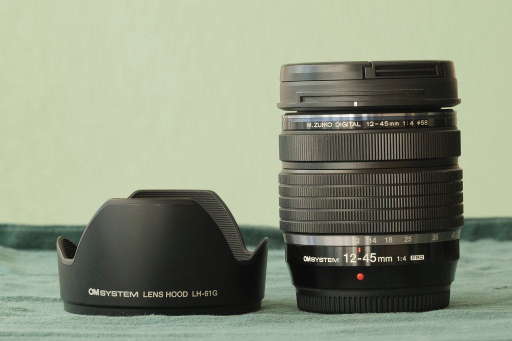 OM System 12-45mm f/4 Pro, Audio, Tv en Foto, Gebruikt, Zonnekap, Micro Four Thirds, Ophalen of Verzenden