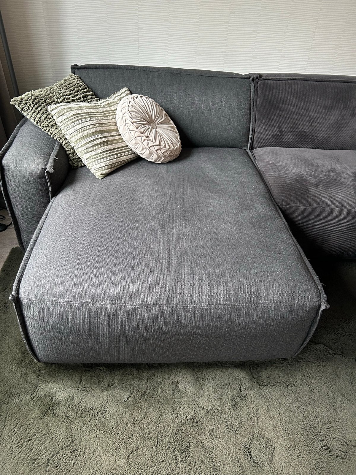 GRATIS! Grijze hoekbank met chaise longue en poef, Huis en Inrichting, Banken | Bankstellen, Ophalen, 250 tot 300 cm, Gebruikt