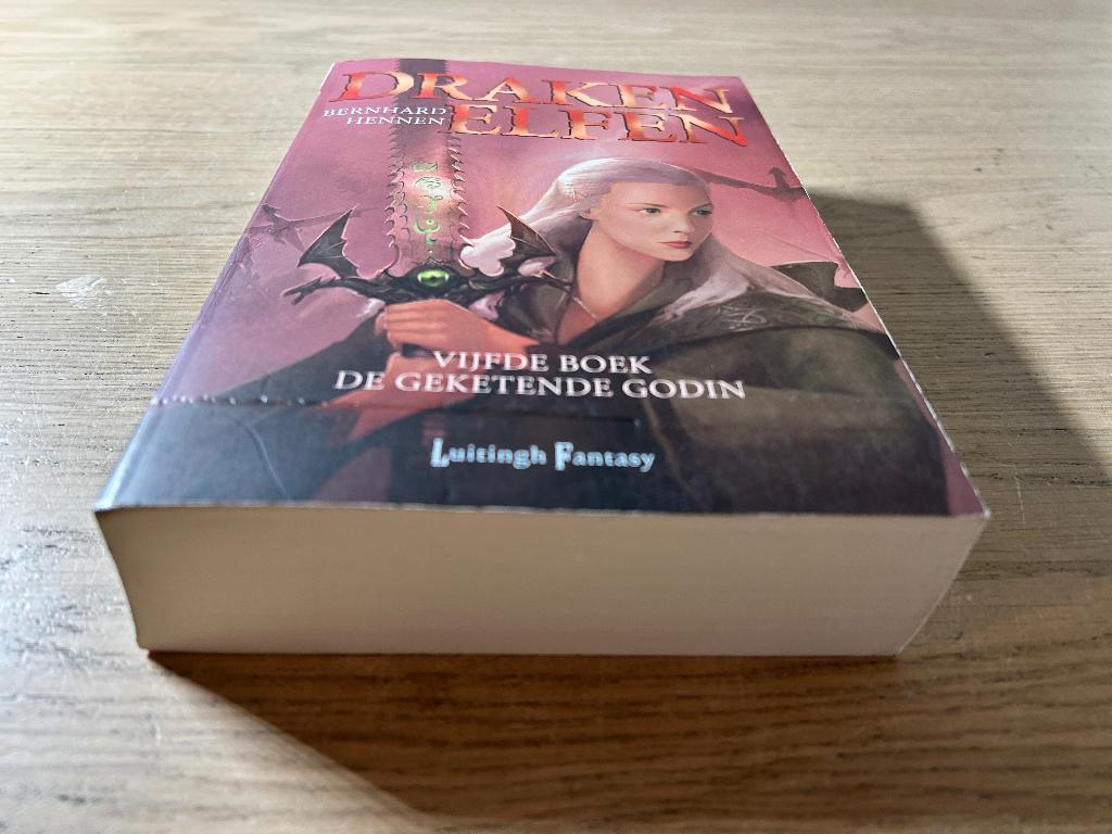 Drakenelfen Boek 5 De Geketende Godin | Bernhard Hennen, Boeken, Ophalen of Verzenden, Gelezen