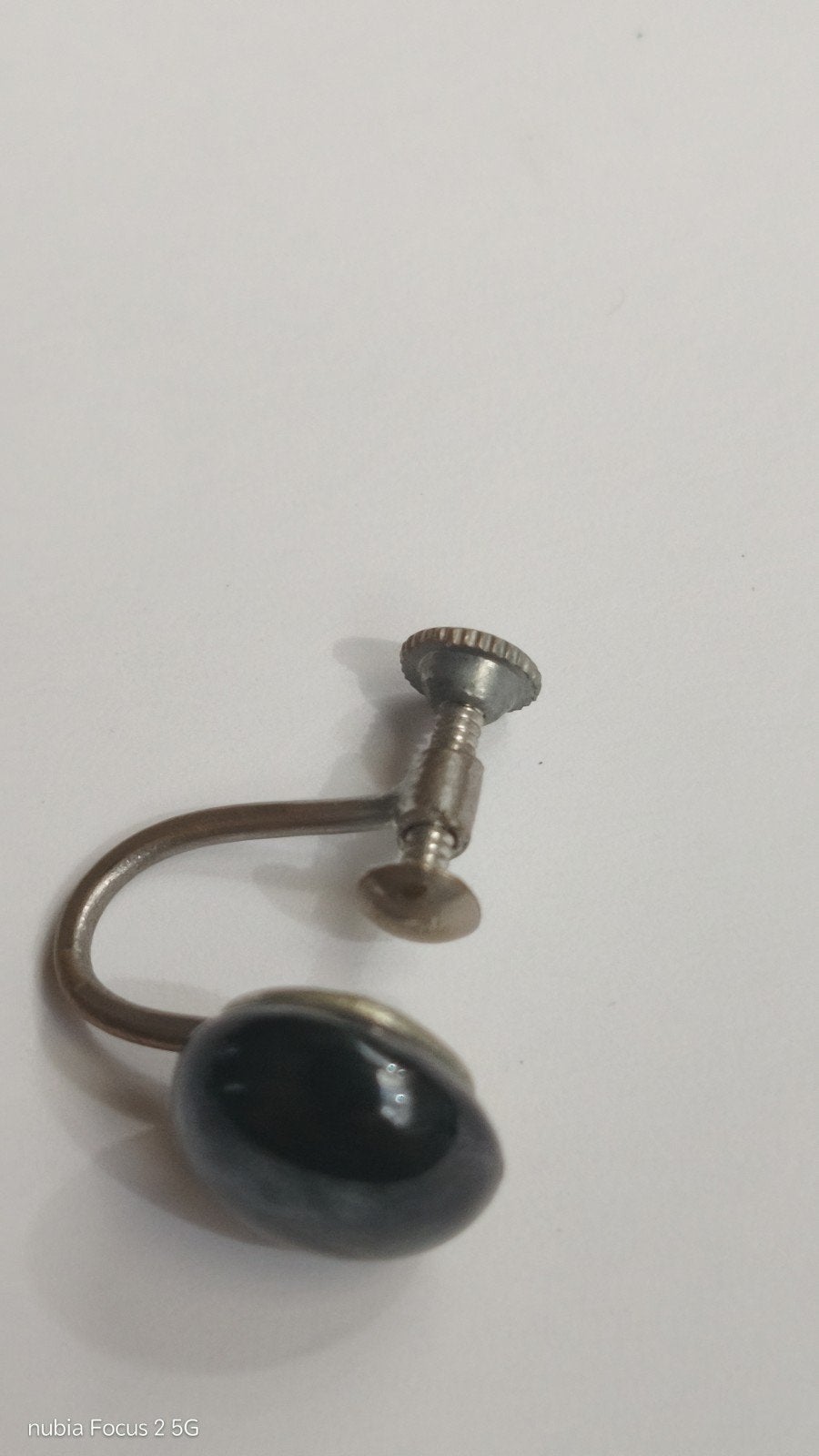 Vintage oorbel met zwarte steen. Met schroef mechanisme., Overige materialen, Gebruikt, Zwart, Ophalen of Verzenden
