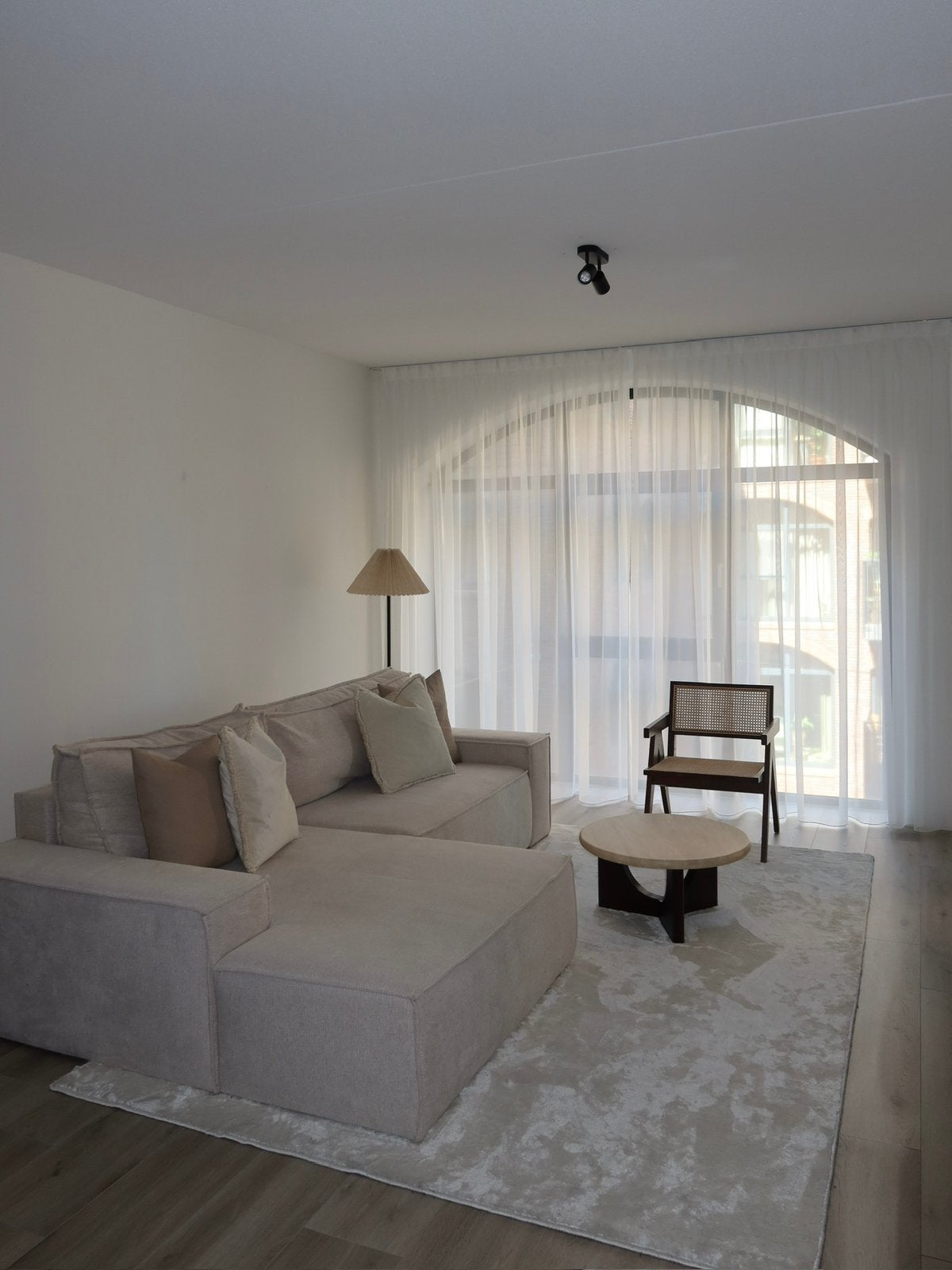 Beige hoekslaapbank met slaapfunctie - 1,5 jaar, Ophalen, 250 tot 300 cm, Modern/Scandinavisch, Zo goed als nieuw