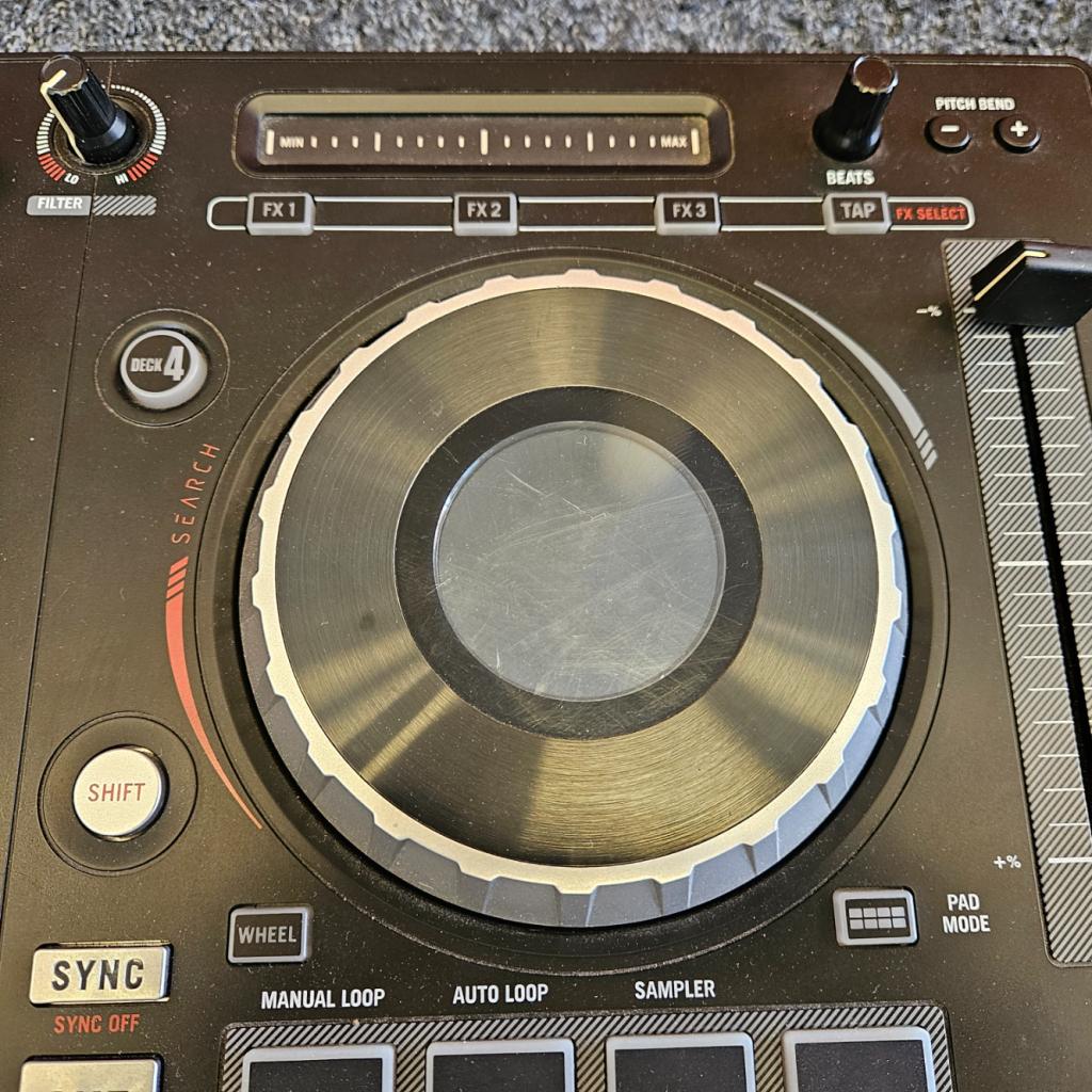 Numark Mixtrack Platinum DJ Controller in Goede Staat, Numark, Zo goed als nieuw, Support@numark.com, Numark Industries
200 Scenic View Drive
Cumberland, RI 02864-1813
USA