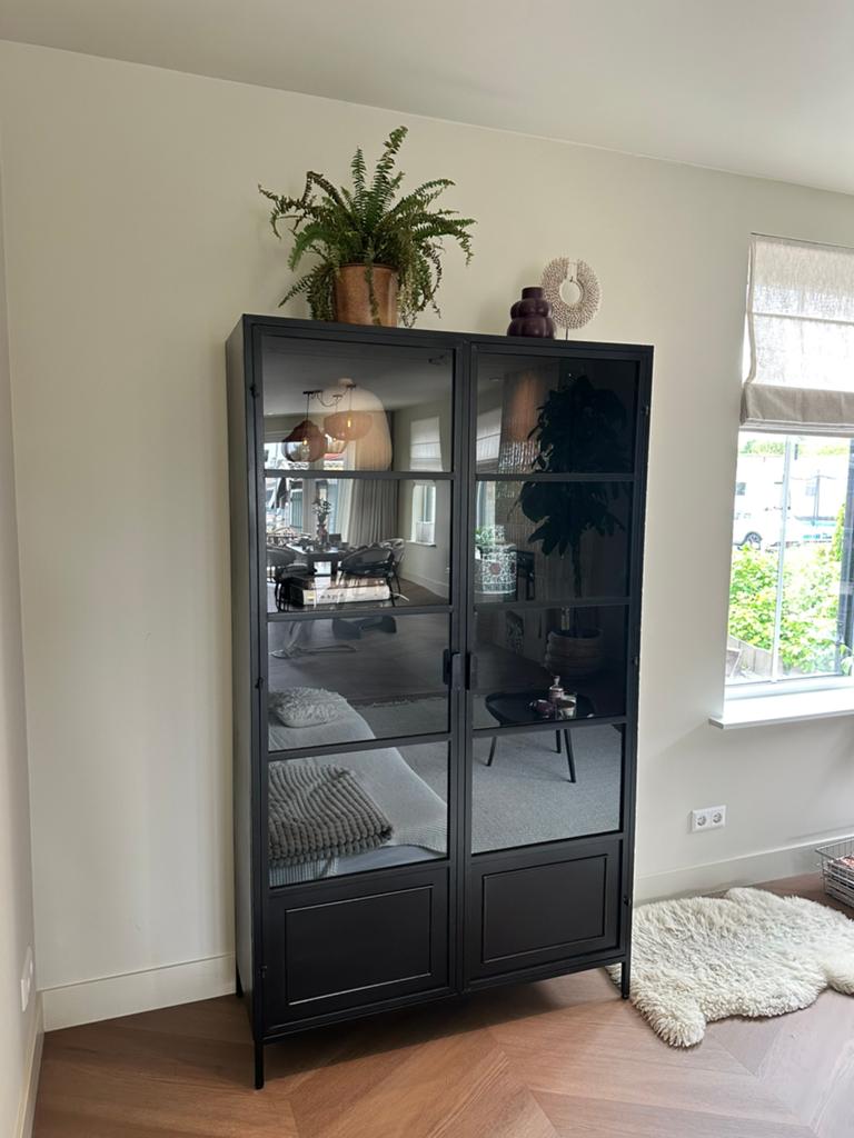 Zwarte vitrine kast van Karwei (Woood Ronja), Ophalen, 100 tot 150 cm, Zo goed als nieuw, 150 tot 200 cm