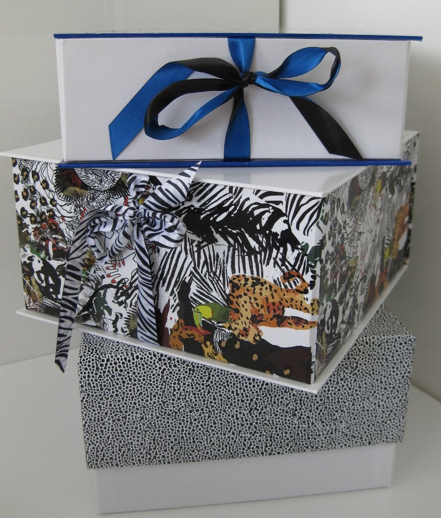 Sisley Paris geschenkbox 3 stuks assorti ca. 20 X 20 cm, Huis en Inrichting, Woonaccessoires | Overige, Meerkleurig, Overige stijlen