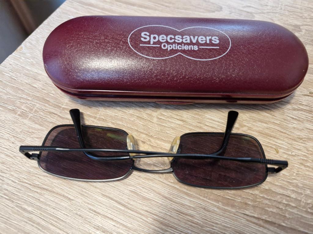 Zwarte zonnebril met etui - Specsavers, Gebruikt, Zonnebril, Zwart, Ophalen