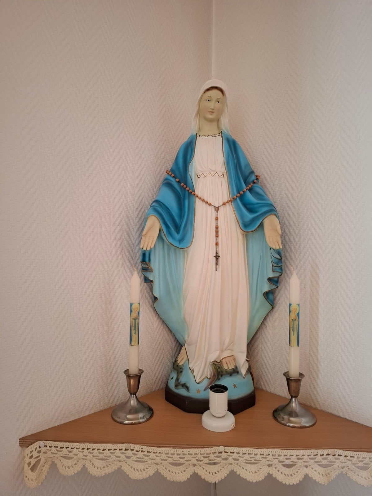Beeld van Maria met rozenkrans en kaarsen, Ophalen