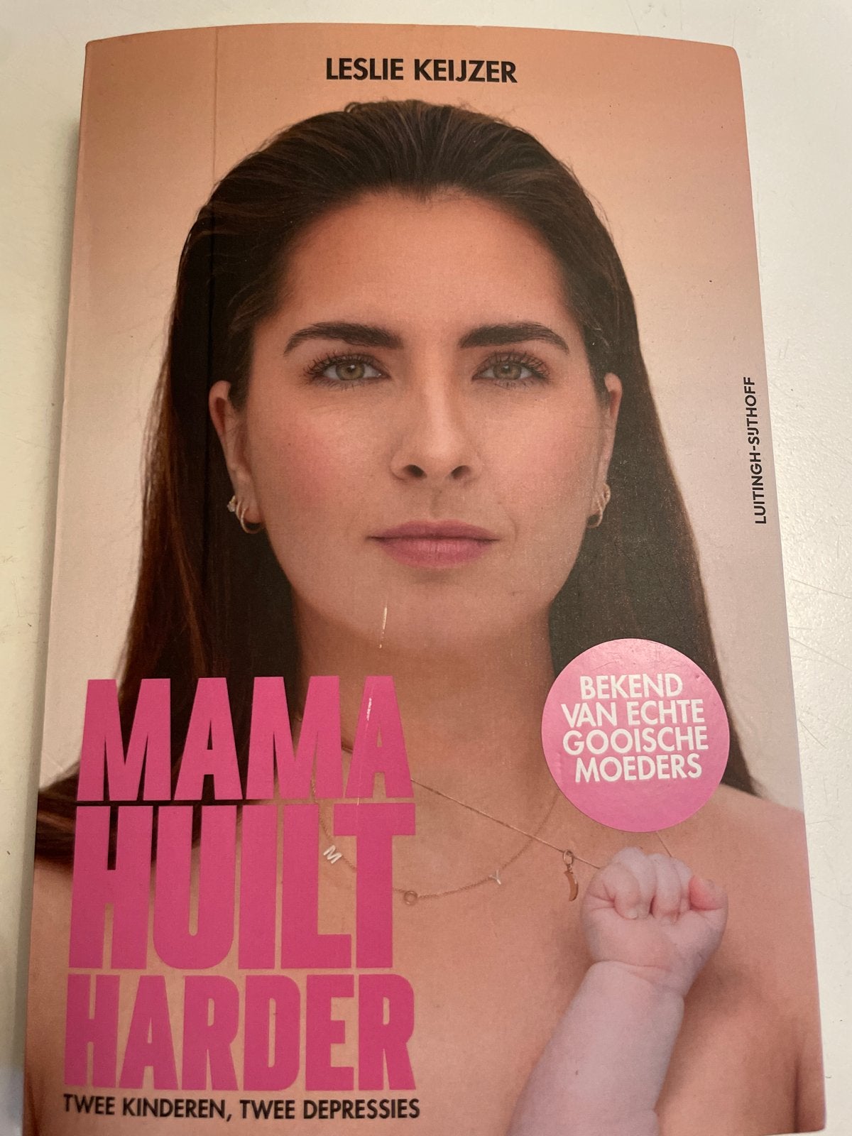 Mama Huilt Harder - Leslie Keijzer (Postnatale Depressie), Ophalen of Verzenden, Zo goed als nieuw, Zwangerschap en Bevalling