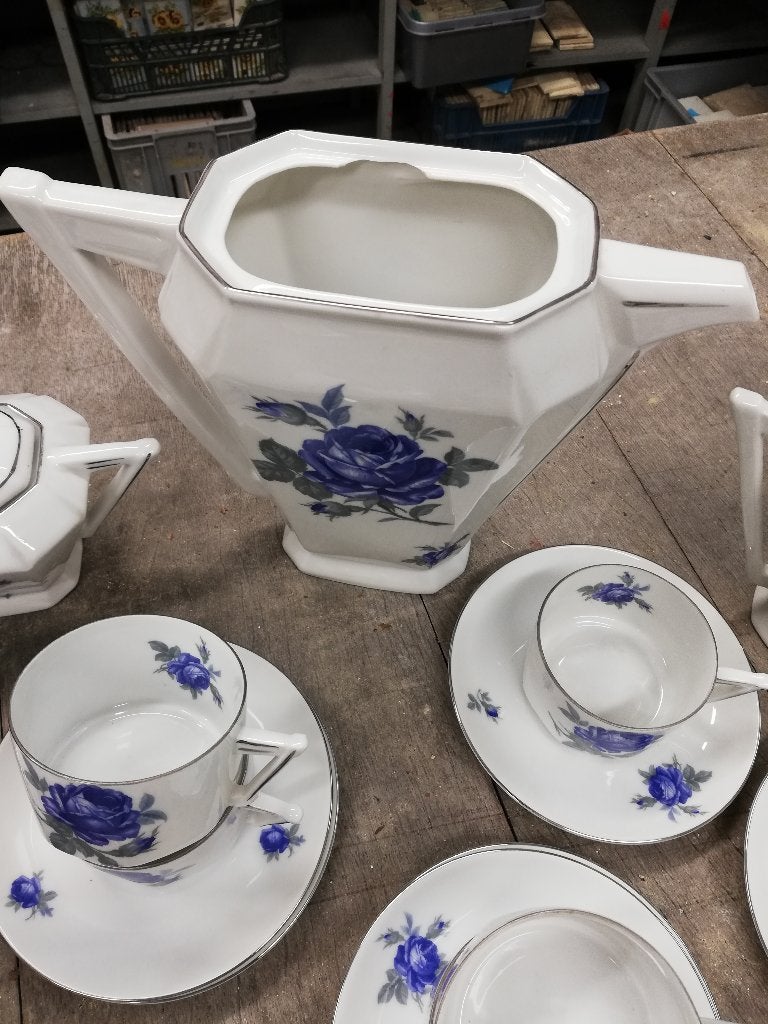 Foto 4 van 12 pers. art deco servies blauwe/grijze rozen, zilver randje