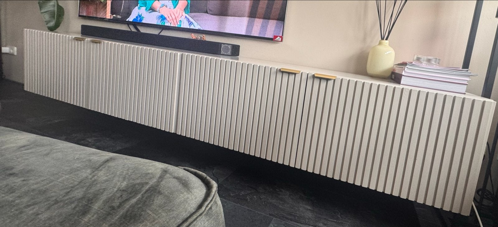 Zwevend TV-meubel - Beige, Ophalen, Gebruikt, 200 cm of meer, Minder dan 100 cm