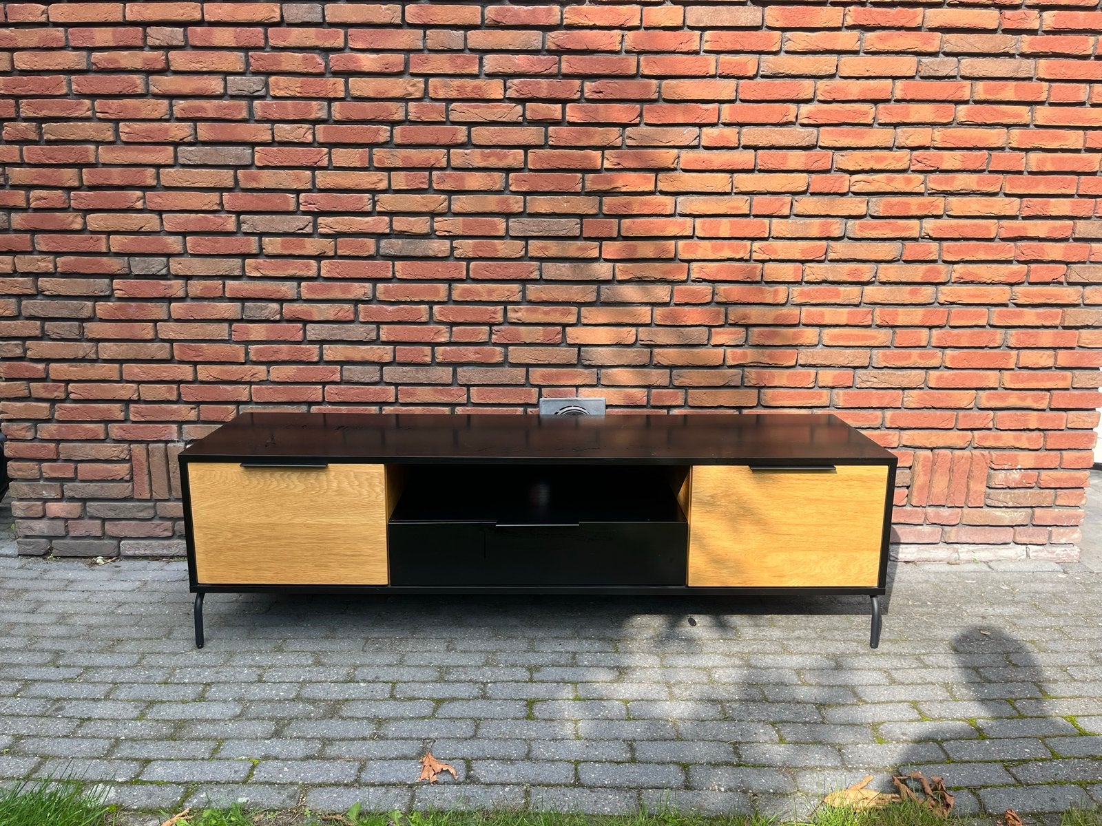 Stijlvol TV-meubel met eikenhouten deuren en lades