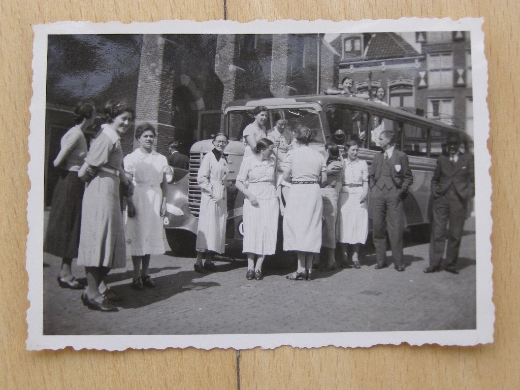 Kleine foto: Groepsfoto / personeelsuitstapje met bus, 1937, Gebruikt, Foto, Ophalen of Verzenden, Voor 1940