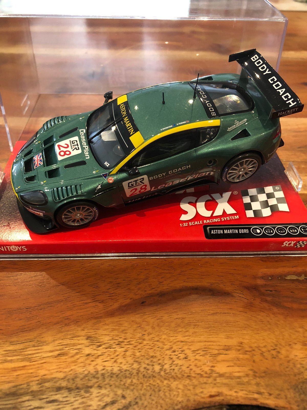 SCX Aston Martin DBR9 no 28, Kinderen en Baby's, Speelgoed | Racebanen, Ophalen of Verzenden, Zo goed als nieuw, Elektrisch, Overige merken