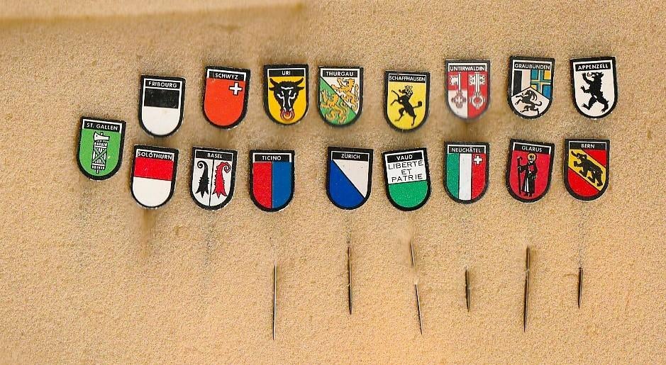 17 verschillende speldjes met wapens van zwitserse kantons, Verzamelen, Ophalen of Verzenden, Gebruikt, Overige onderwerpen, Speldje of Pin