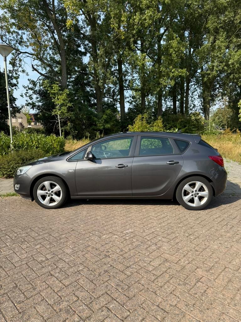 Opel Astra 1.4 Turbo Ecotec 103KW 5-D 2010 Grijs, Auto's, Opel, Voorwielaandrijving, 680 kg, 4 cilinders, Parkeersensor