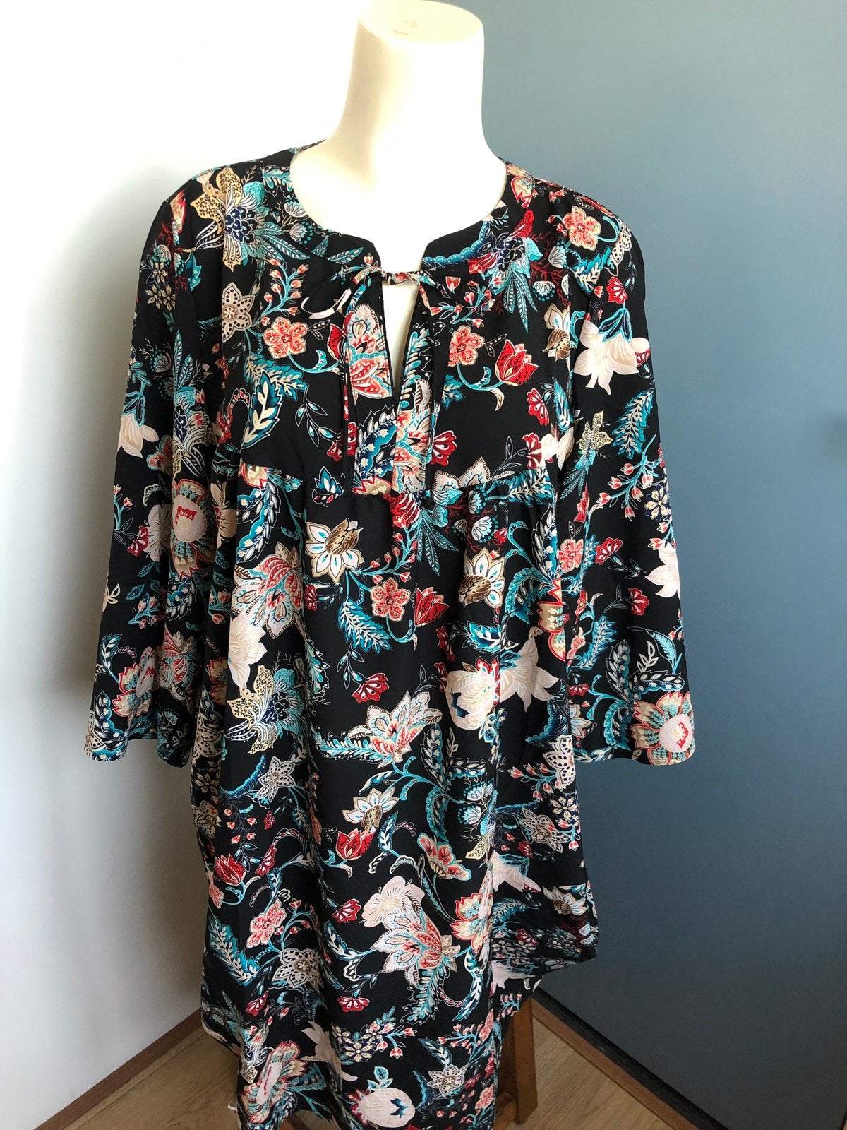Norah dunne zwarte kleurrijke jurk bloemen rood 42, Meerkleurig, Maat 42/44 (L), Ophalen of Verzenden, Zo goed als nieuw