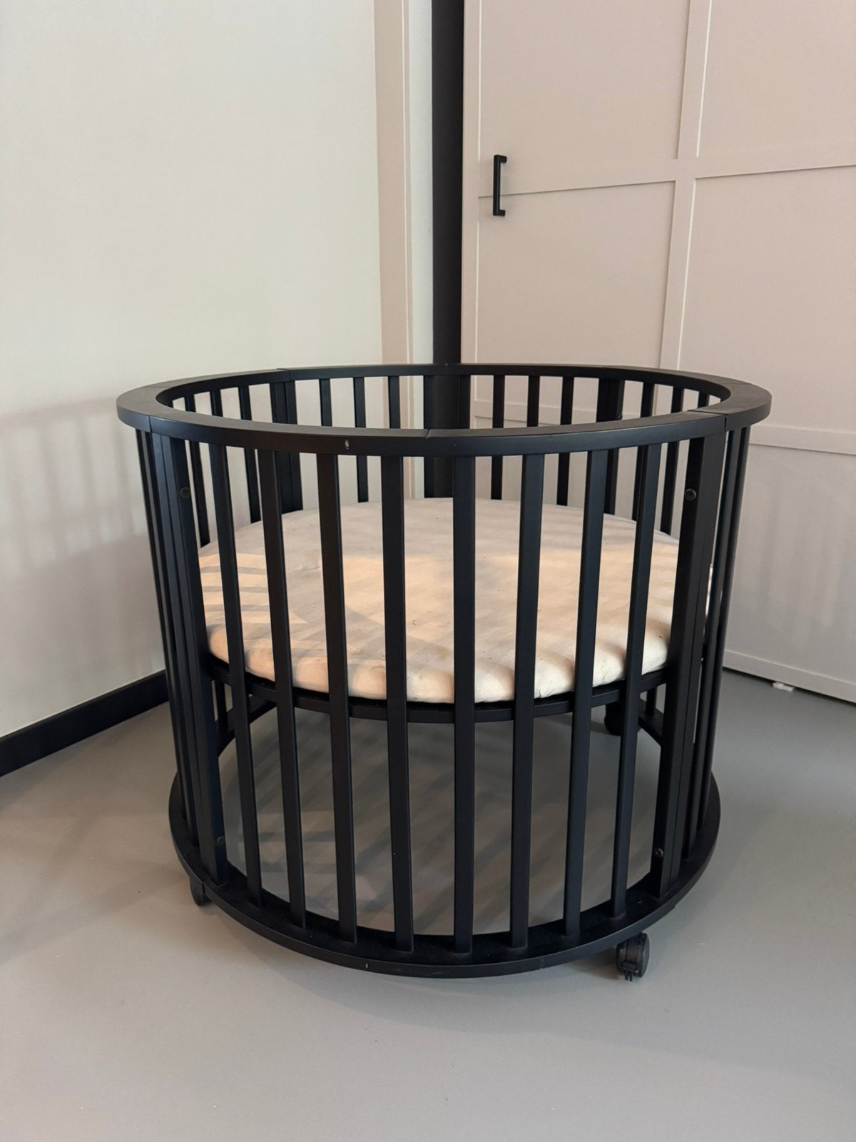 Zwarte ronde box | Europe Baby, Ophalen, Gebruikt, Rond, Wieltjes