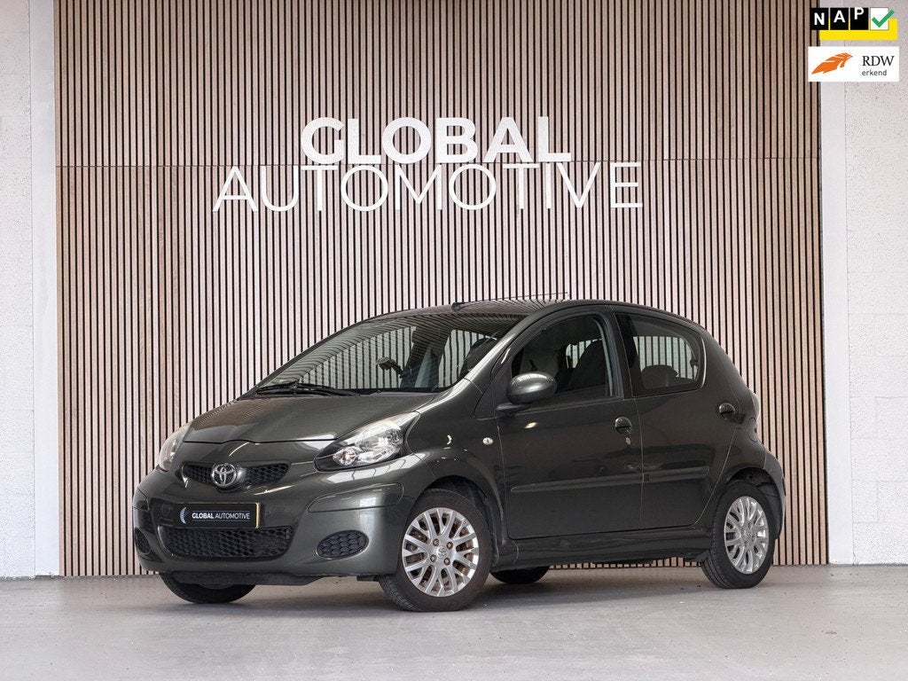 Toyota Aygo 1.0-12V Aspiration Green - ALCANTARA - LM VELGEN, Auto's, Toyota, Voorwielaandrijving, Gebruikt, Zwart, 4 stoelen