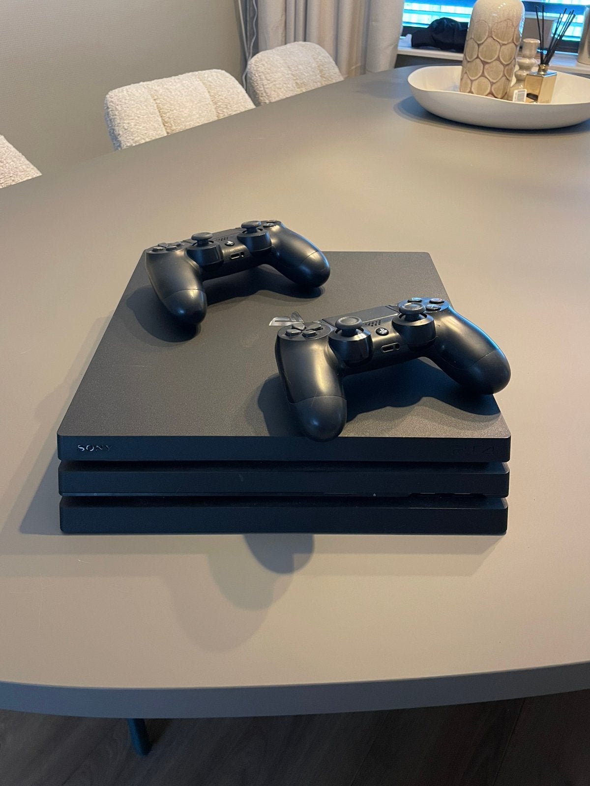 PlayStation 4 Pro te koop, Spelcomputers en Games, Spelcomputers | Sony PlayStation 4, Met 2 controllers, Ophalen of Verzenden
