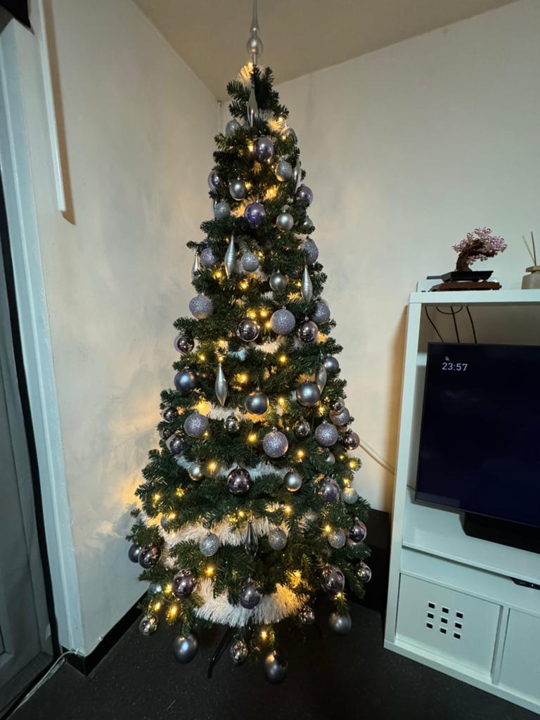 Kerstboom met vaste verlichting 2.40m, Ophalen, Zo goed als nieuw