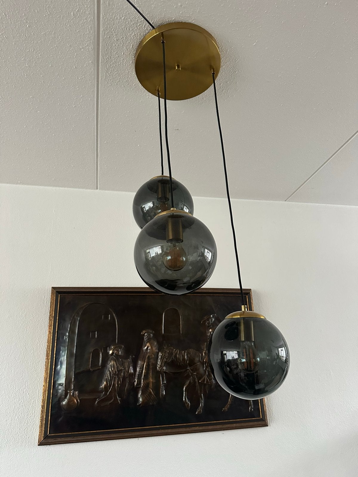 Moderne hanglamp met 3 rookglazen bollen, Ophalen, Zo goed als nieuw, Glas, E27 (groot)