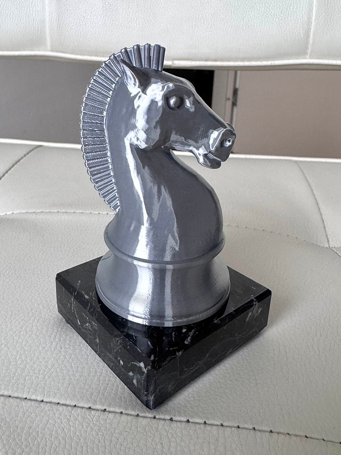 3D-Geprint Schaakstuk Paard op Marmeren Voet voor decoratie, Ophalen of Verzenden, Zo goed als nieuw, Dier