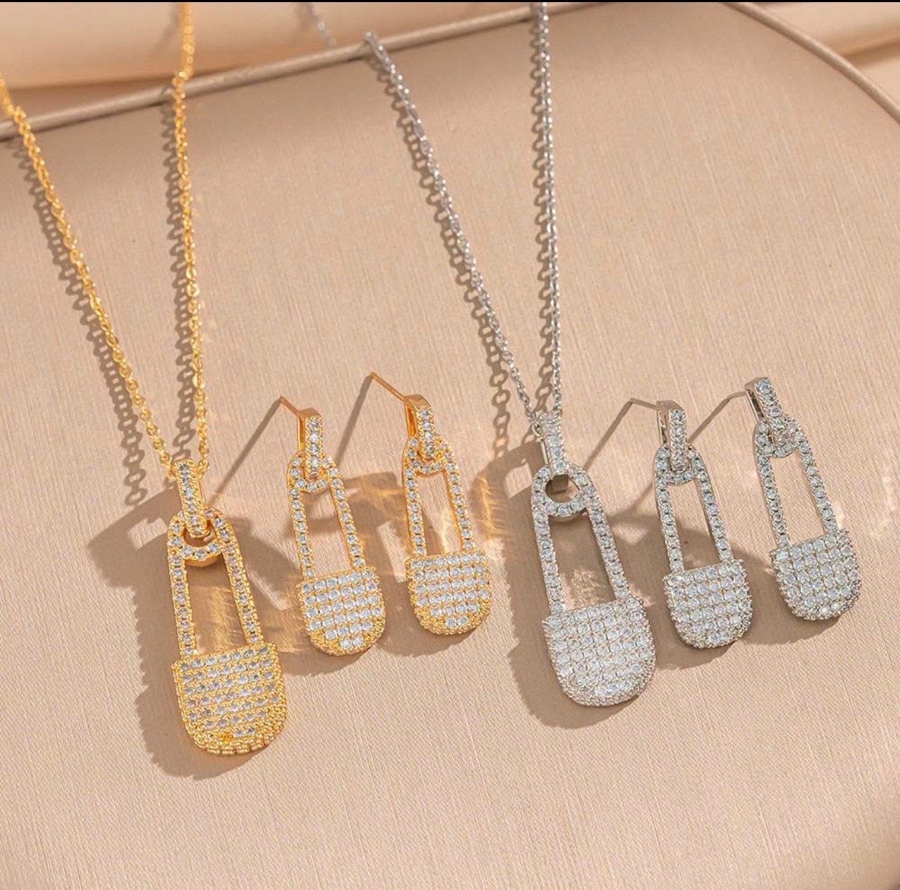 Gouden of zilveren veiligheidsspeld sieradenset, Sieraden, Tassen en Uiterlijk, Kettingen, Nieuw, Overige materialen, Goud, Met kristal