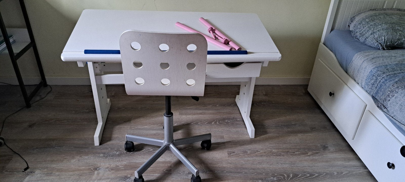 Wit kinder-/ tienerbureau en bureaustoel van Ikea, Ophalen, 108 cm, Gebruikt, Scandinavisch