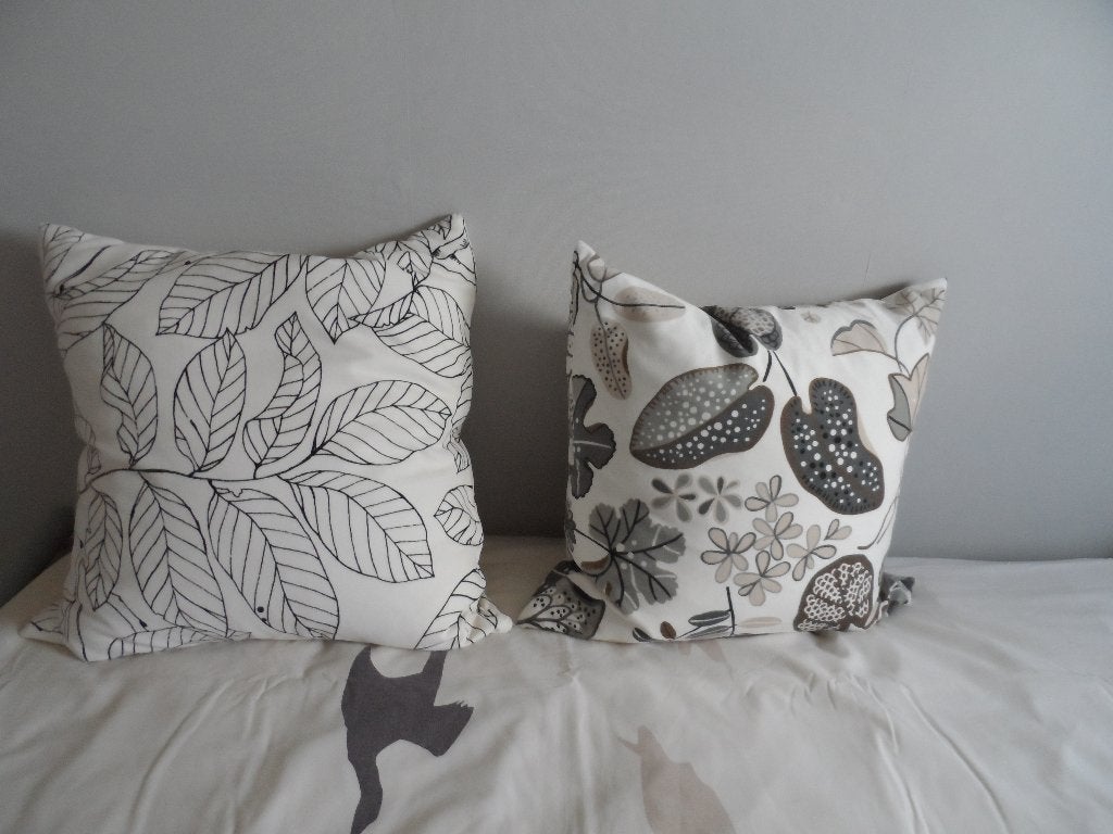 2 mooie Ikea kussens met bruine en grijze accenten, Huis en Inrichting, Rugkussen, Vierkant, Ophalen of Verzenden, Zo goed als nieuw