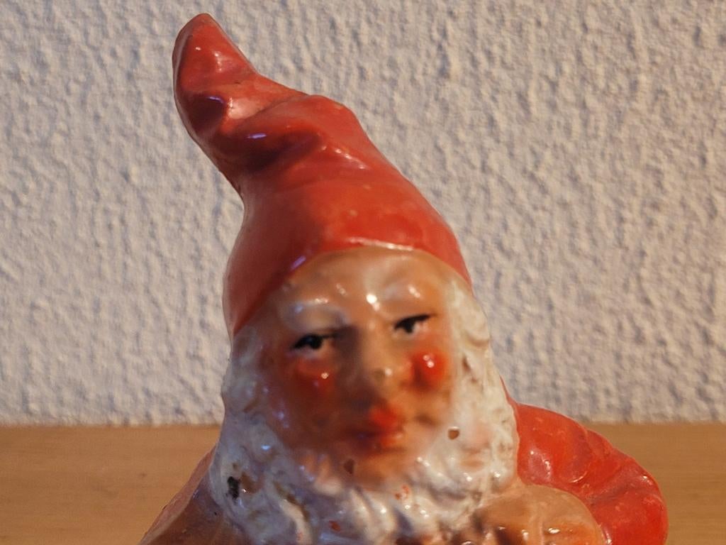 Oude Aardewerk Kabouter met Trekharmonica - 8 cm, Verzamelen, Beelden en Beeldjes, Gebruikt, Fantasy, Ophalen of Verzenden