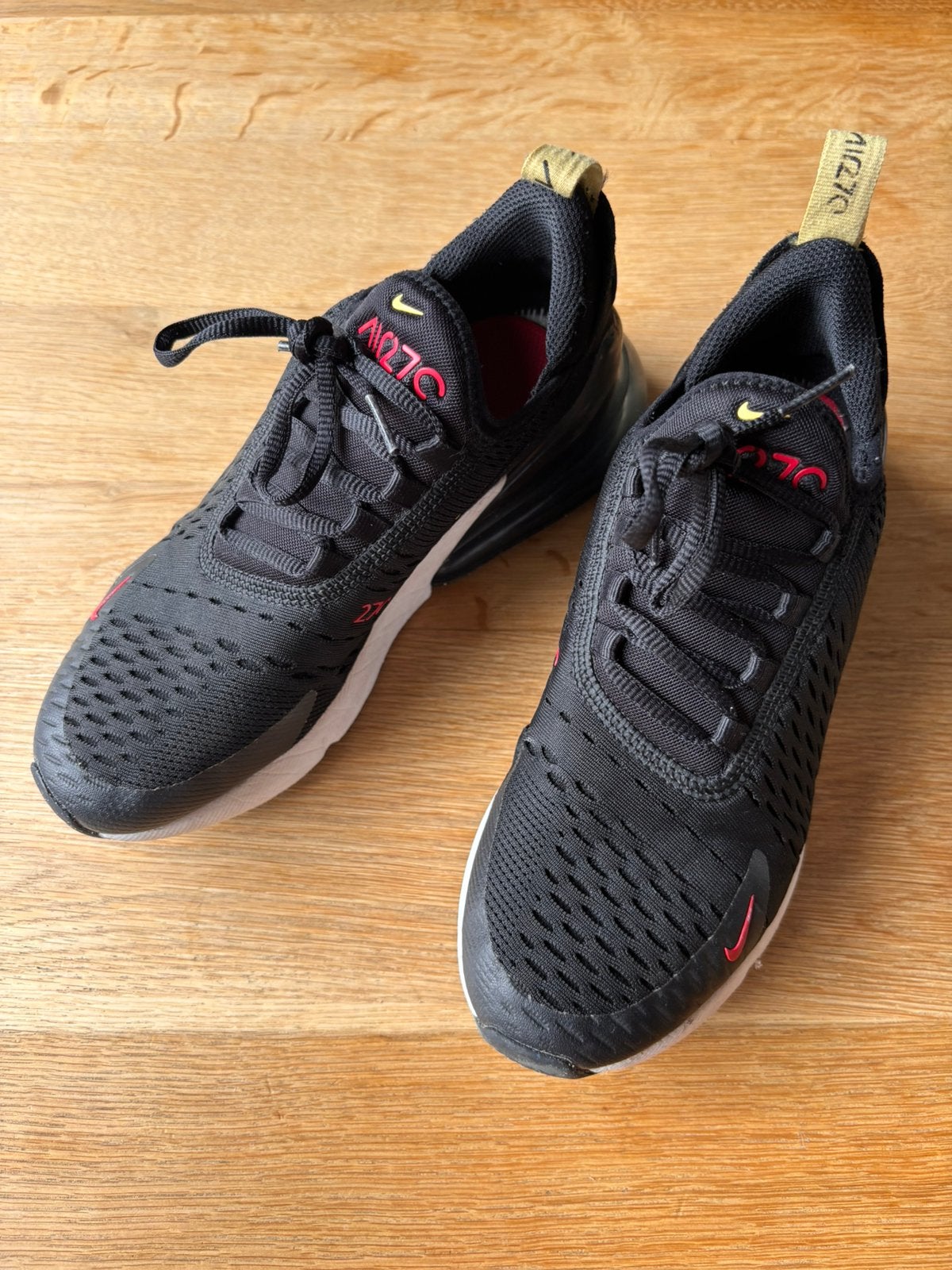 Nike Air 270 zwart/rood maart 37,5, Ophalen of Verzenden, Zo goed als nieuw, Jongen of Meisje, Sportschoenen