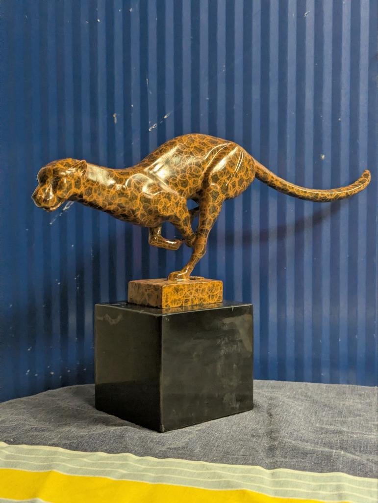 Uniek luipaard beeld op sokkel - Snelheid en elegantie, Antiek en Kunst, Ophalen of Verzenden