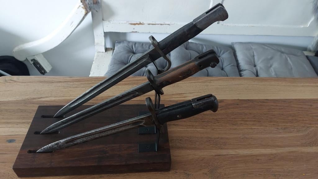 3 historische bajonetten op eikenhouten houder, Verzamelen, Militaria | Algemeen, Ophalen of Verzenden, Landmacht, Duitsland, Mes of Dolk