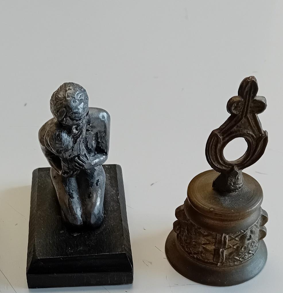 Te Koop: Twee snuisterijen: Een belletje en een standbeeld. , Antiek en Kunst, Ophalen of Verzenden
