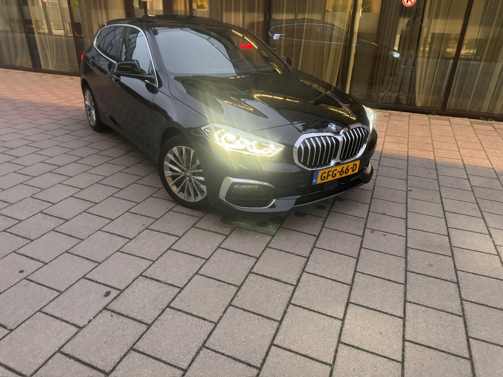 BMW 1-Serie 118i  Pano Full options LuxeryLine abiant memory, Autonomous Driving, Zwart, Leder, Particulier