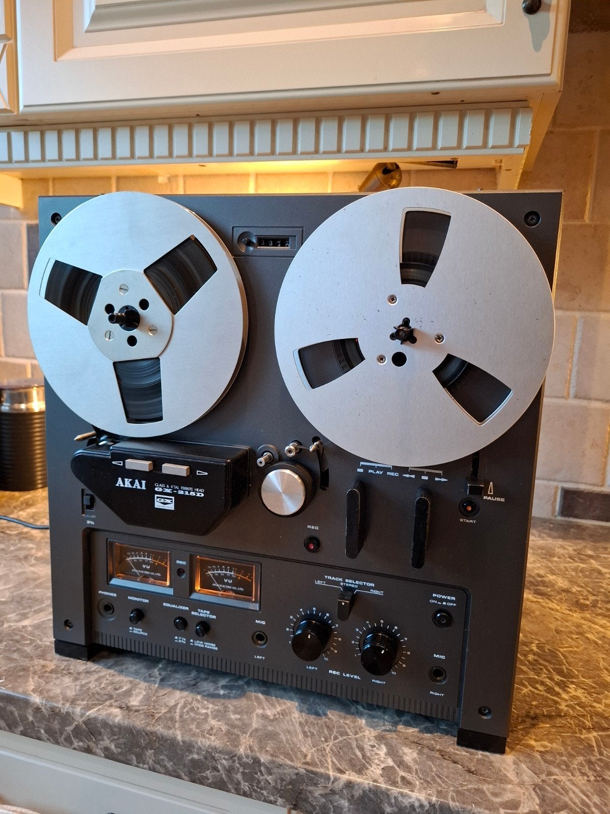 Black Akai GX-215D 4 track 3 motoren Auto Reverse  jr  1978, Ophalen of Verzenden, Bandrecorder, Met banden