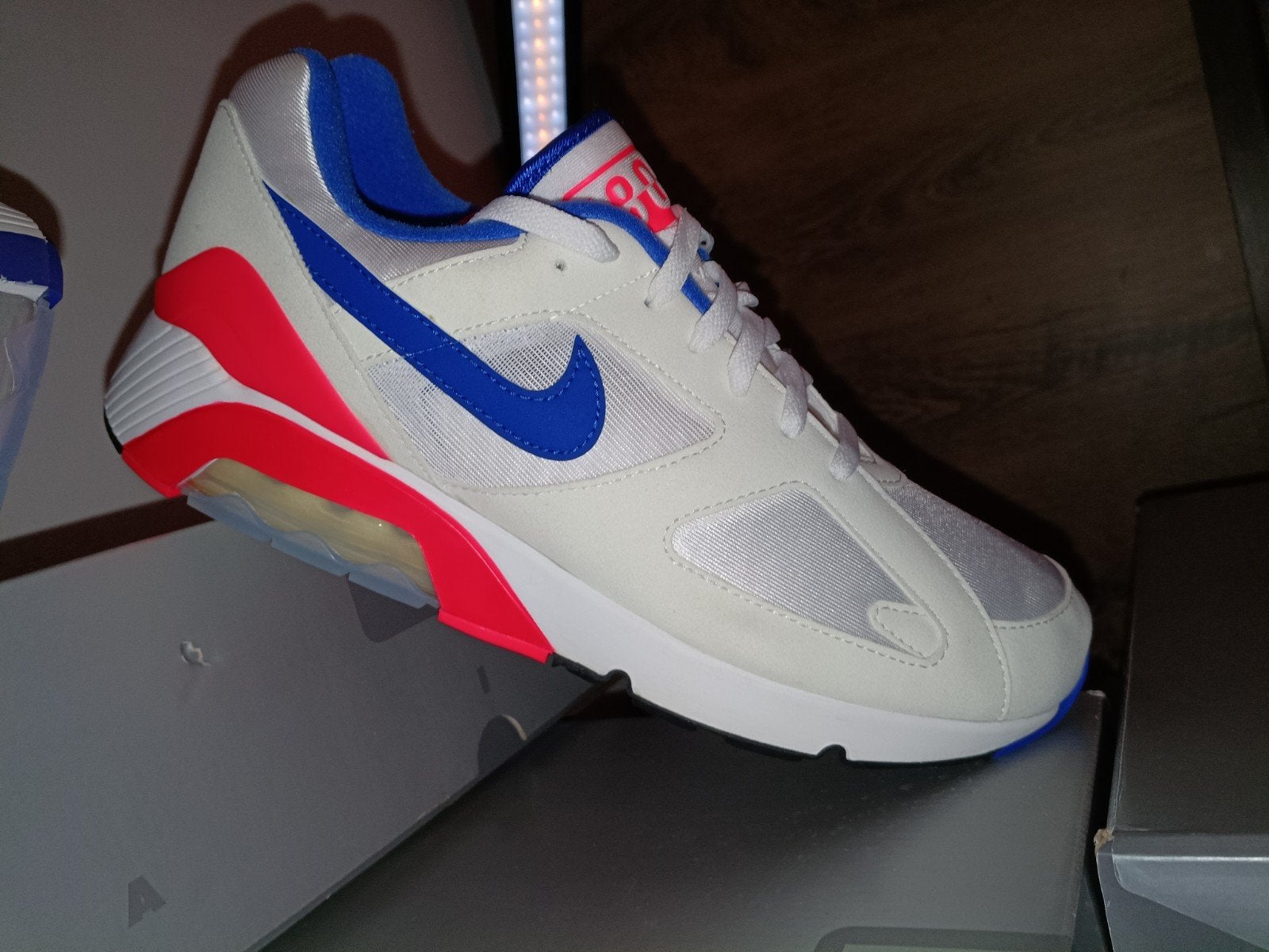 Nike Air 180 " UltraMarine" (2024) Nieuw & Orgineel Maat 46, Sport en Fitness, Loopsport en Atletiek, Ophalen of Verzenden