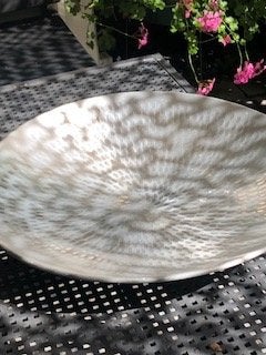 Grote schaal, gehamerd aluminium, doorsnee 54 cm, Huis en Inrichting, Woonaccessoires | Dienbladen, Ophalen, Rond, Zo goed als nieuw