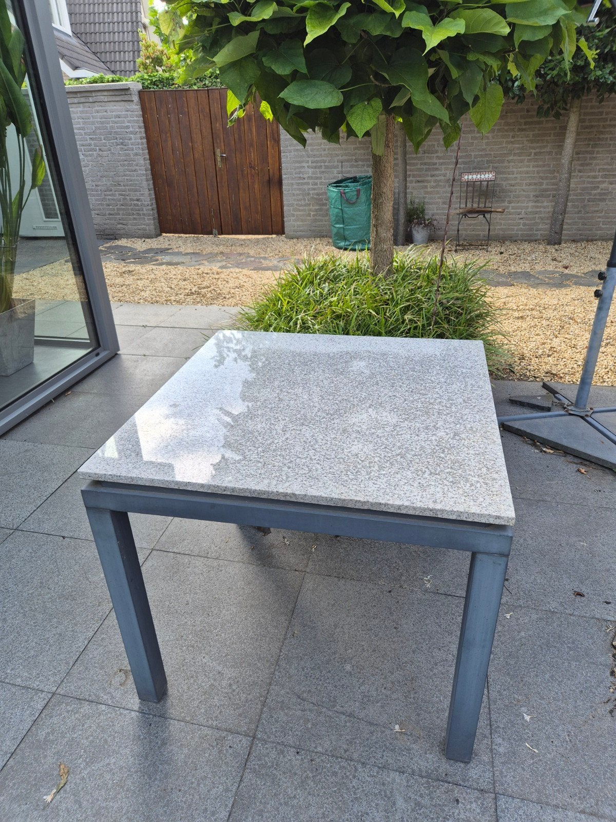 Tuintafel met granieten blad en metalen onderstel, Ophalen, Gebruikt, Vierkant, Metaal