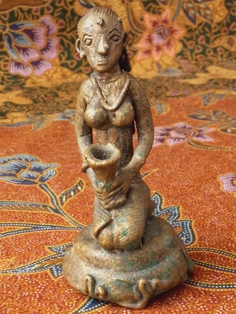 Antiek brons beeldje uit India van vrouw met beker 9,2 cm., India, Handgemaakt, Ophalen of Verzenden, Brons
