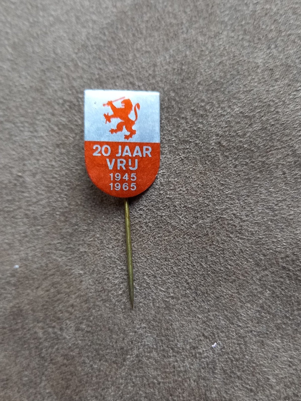 Speldje 20 jaar vrij 1945-1965  - Leeuw, Ophalen of Verzenden, Gebruikt