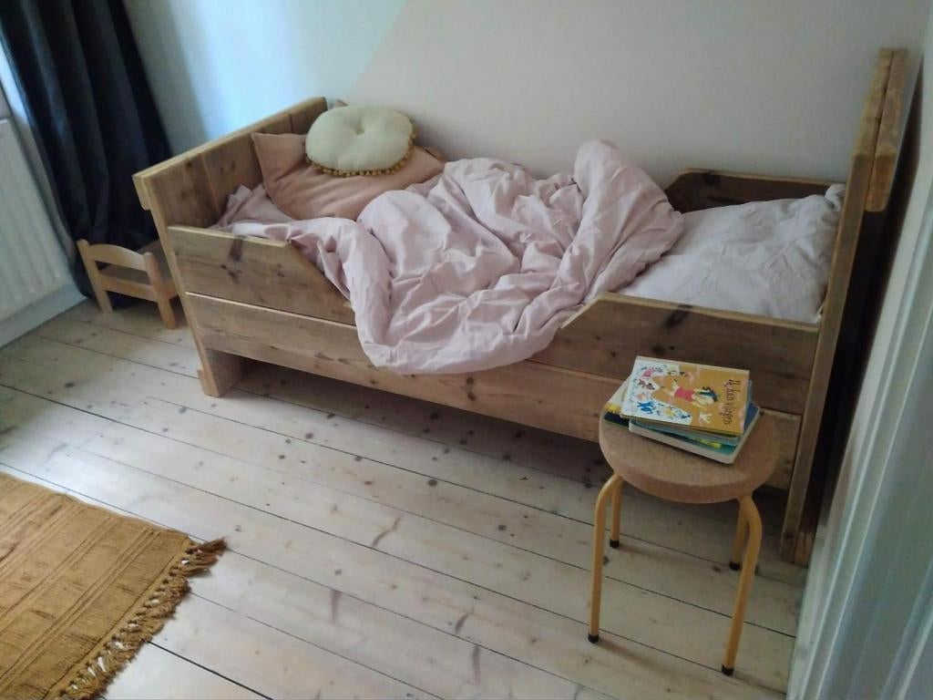 Steigerhouten kleuterbed, Kinderen en Baby's, Kinderkamer | Bedden, Ophalen, 140 tot 160 cm, 70 tot 85 cm, Lattenbodem